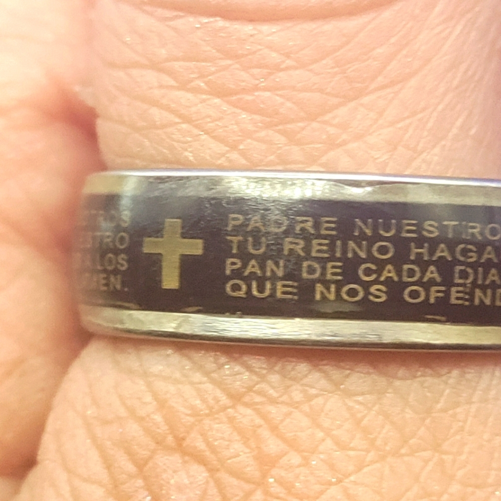 316L Mans Ring La Pracion es en Espanol, esta hecho de acero inoxidable